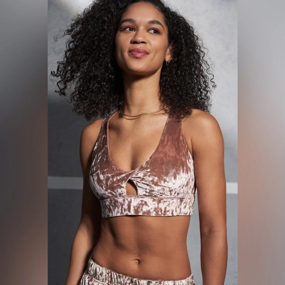 Set Fabletics Oasis Crushed Velour Twist Sports Bra and Pant Set Teddy/DustyPink
